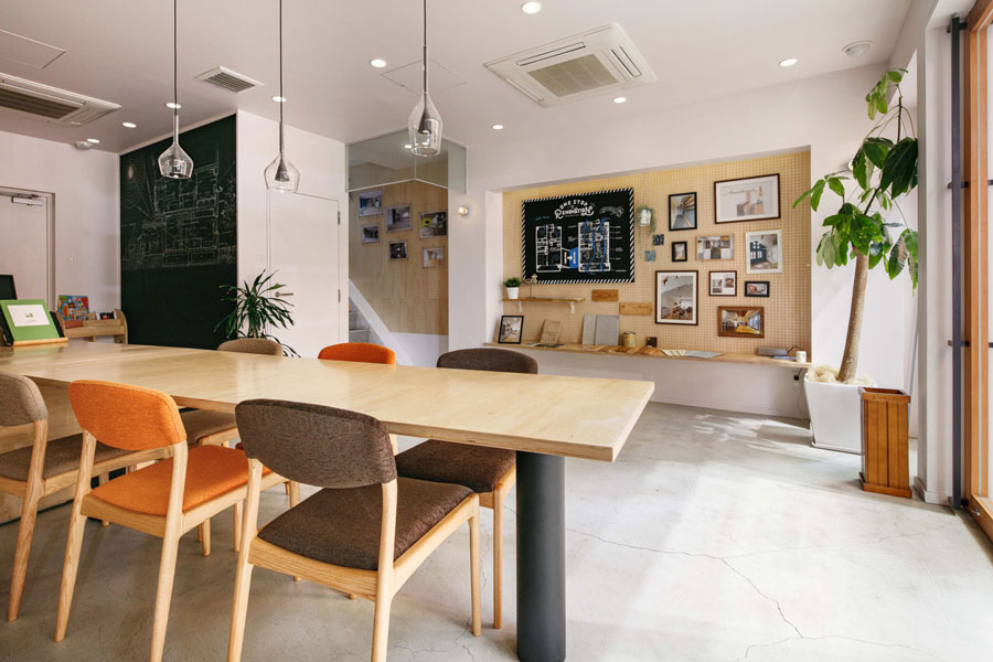 落ち着いた店内の内装