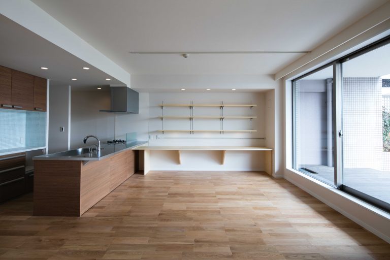 ルーフバルコニーを生かす広いリビングのある家