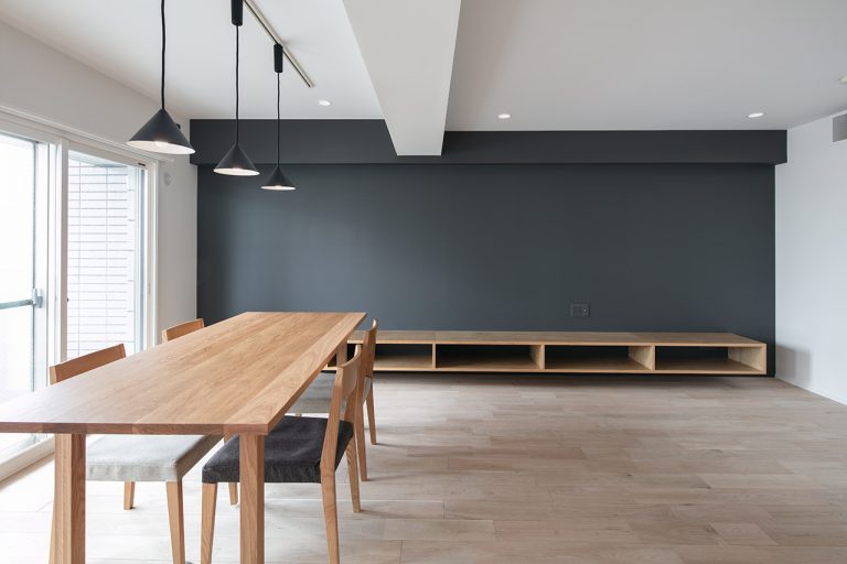 家具と無垢床の色合いを合わせ統一感のあるリノベーション