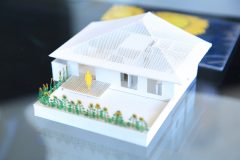 設計担当の内田が制作したA家の模型。花を植えて北側バルコニーならではの楽しみ方を提案している。