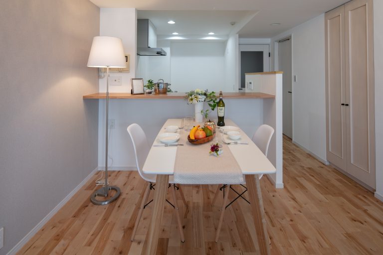 カウンターキッチンと広いリビングのリノベーション