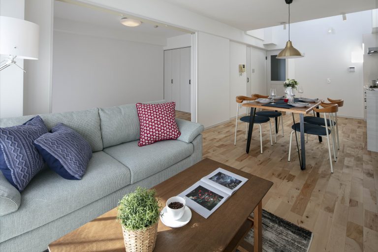 最上階を生かして吹き抜けにした中古マンションリノベーション