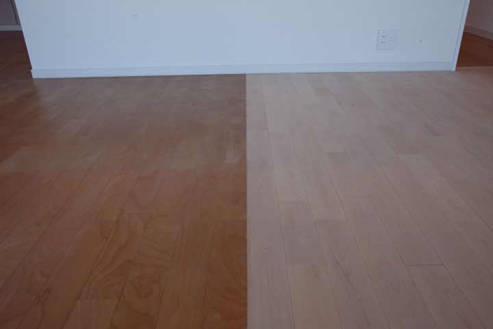 既存の無垢床と、和室からフローリングに張り替えた床の境目