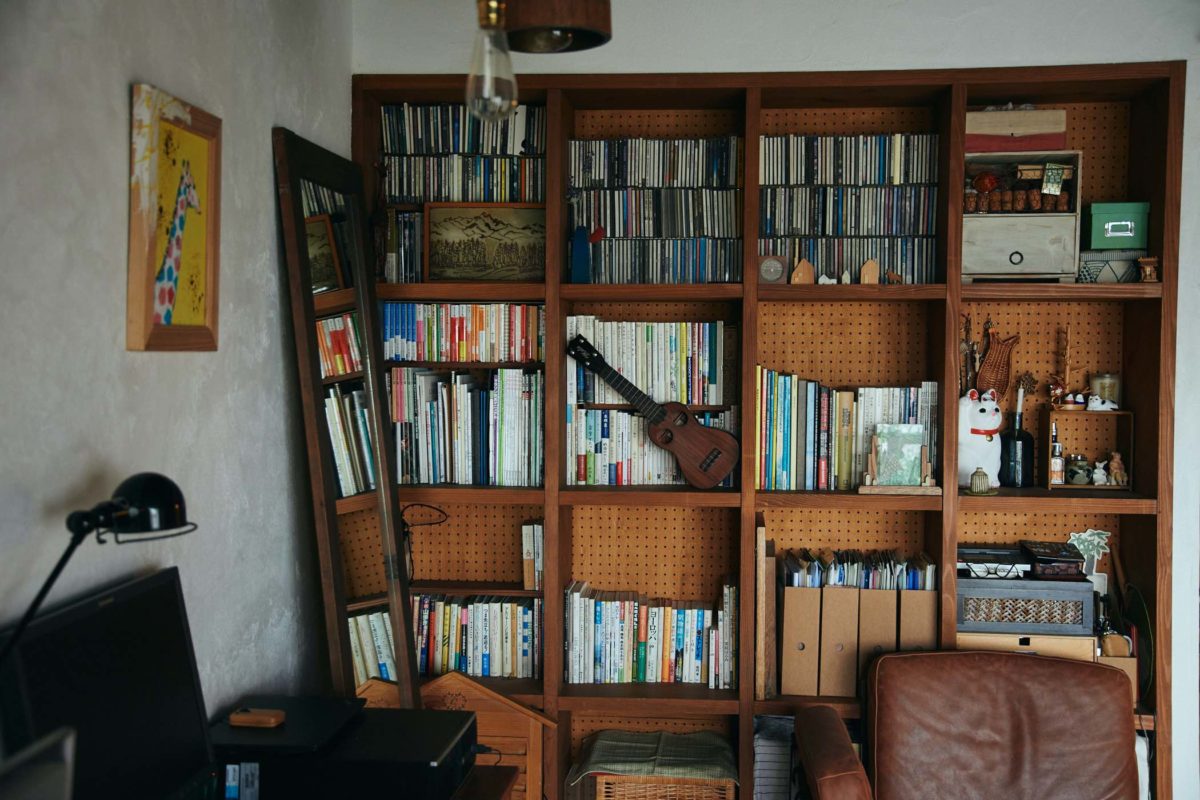 ヴィンテージ感のある埋込み式の本棚