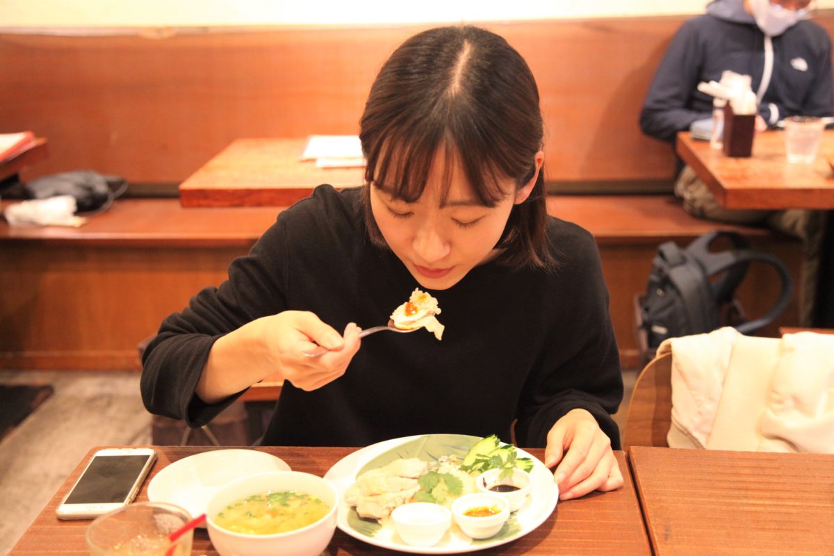 海南チキンライスを食べる