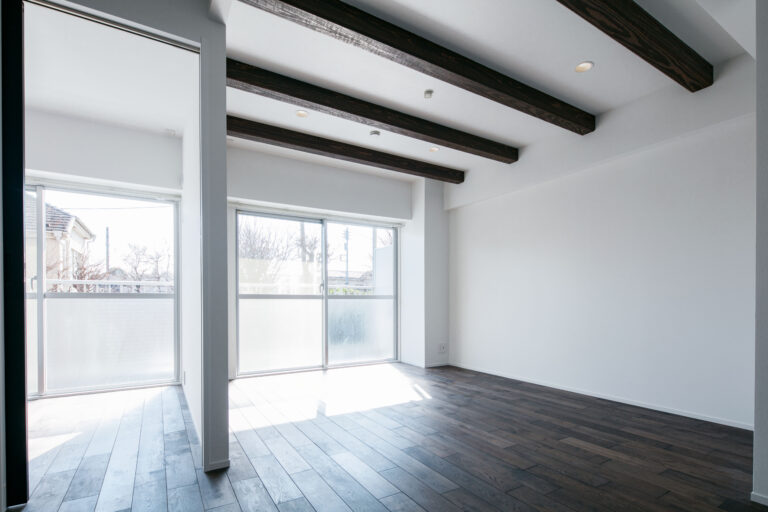 無垢フローリングと化粧梁にこだわり古民家風リノベに