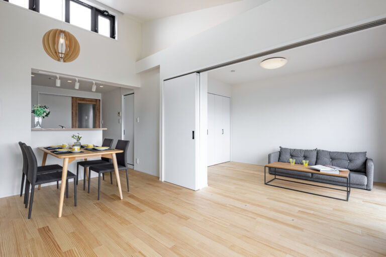 吹き抜け天井で開放感のある間取り