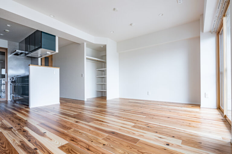 ロールスクリーンで仕切り、リビングを有効活用するリノベーション