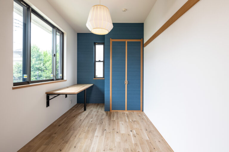 キッチンの造作棚がアクセントの戸建プリチノべ