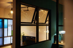 Bar（防音室） とリビングをつなぐ通気窓。風が部屋じゅうを流れる設計に。