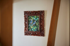 バリ島で見つけて持ち帰った鳥の絵は、「家ができたら玄関に飾ろう」とふたりで決めていたそう。