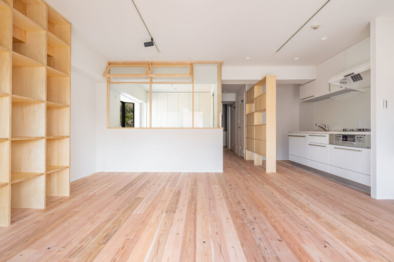 眺望を活かした大きな室内窓のあるリノベーション