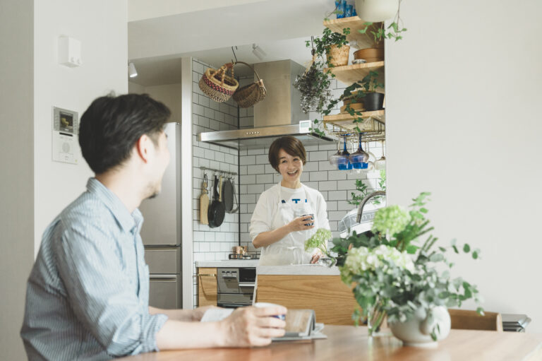 オーダーメイドキッチンとこもるスペースが居場所になるリノベーション
