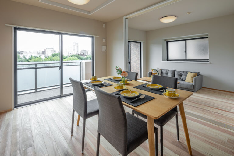 無垢フローリングを採用したリノベーション済み物件