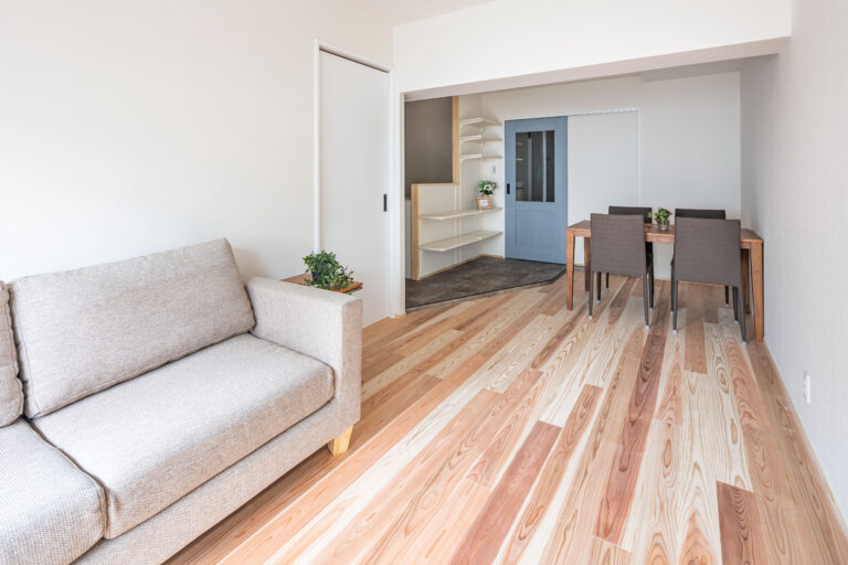 杉の無垢フローリングを採用したリノベーション済みマンション