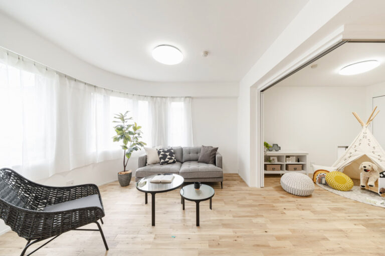 窓が多く風通しのいいリノベーション済物件