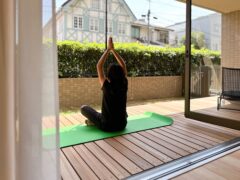 朝日を浴びながらヨガ時間