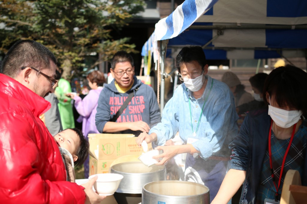 炊き出しでは無料でご飯とお味噌汁を配布