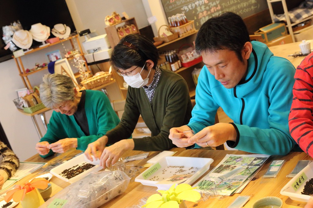 一つ一つ、手作業でつめたタネのお届けは4月中旬から！